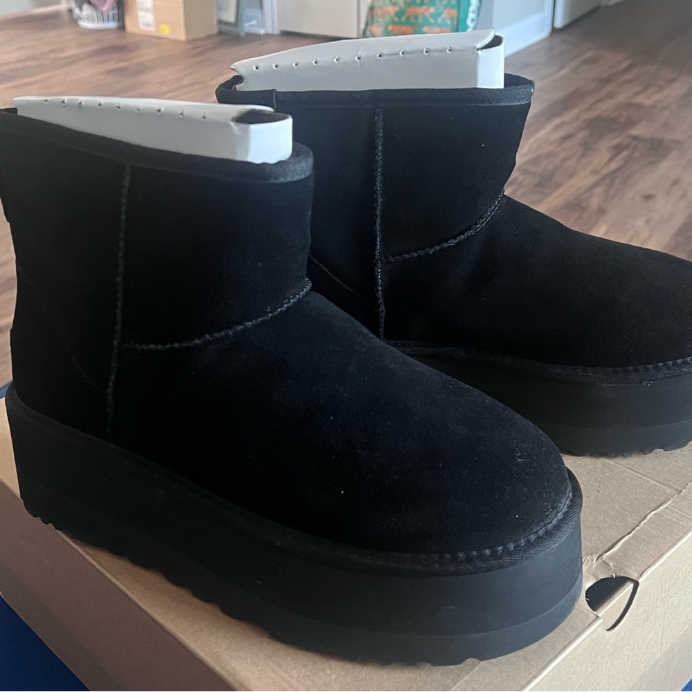 🆕UGG Black Classic Mini Platform Boots